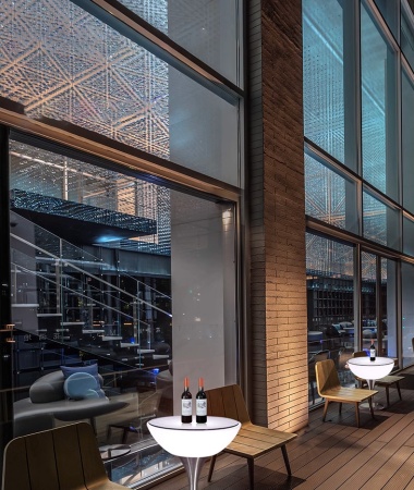 Стол светящийся квадратный на металическом основании 60х60х106 Стол светящийся квадратный на металическом основании 60х60х106